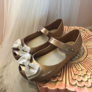 Mini Melissa size 11 gold bows
